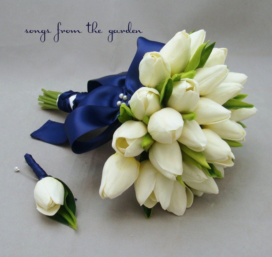 Бело-голубые тюльпаны букет