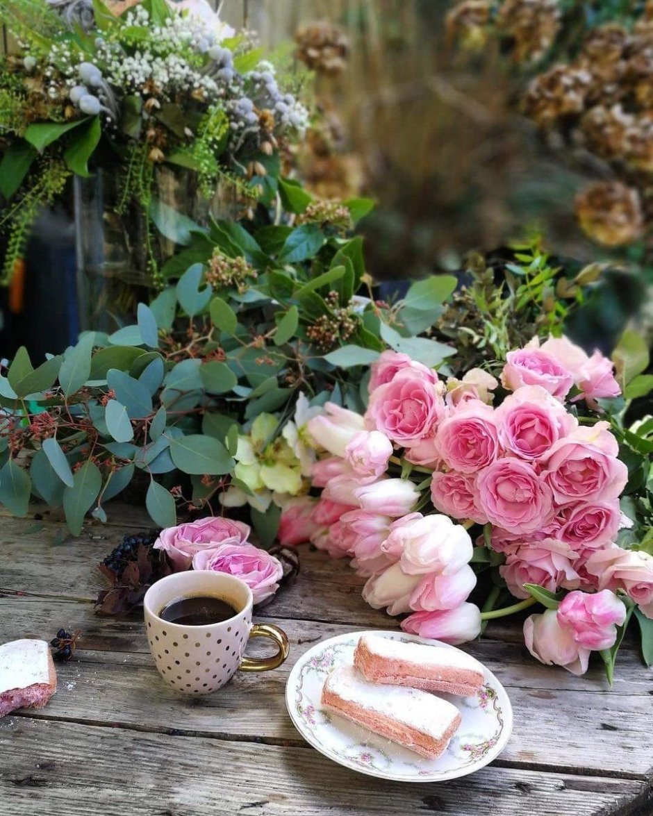 Чаепитие в саду с пионами