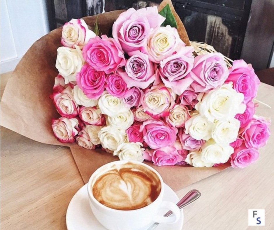 Букет роз и чашка кофе
