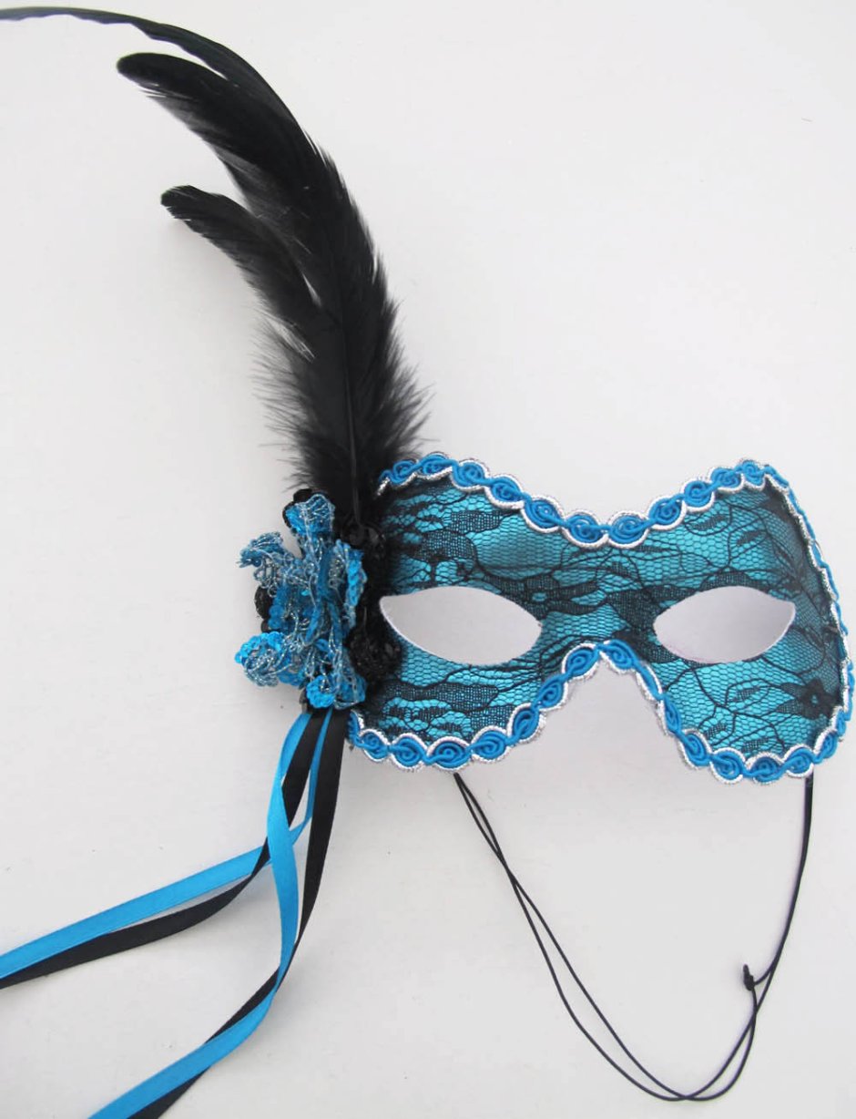 Карнавальная маска с перьями