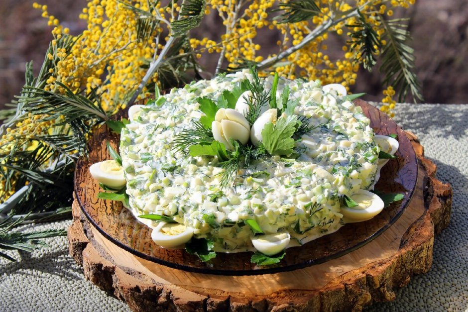 Салат с черемшой и яйцами и огурцами