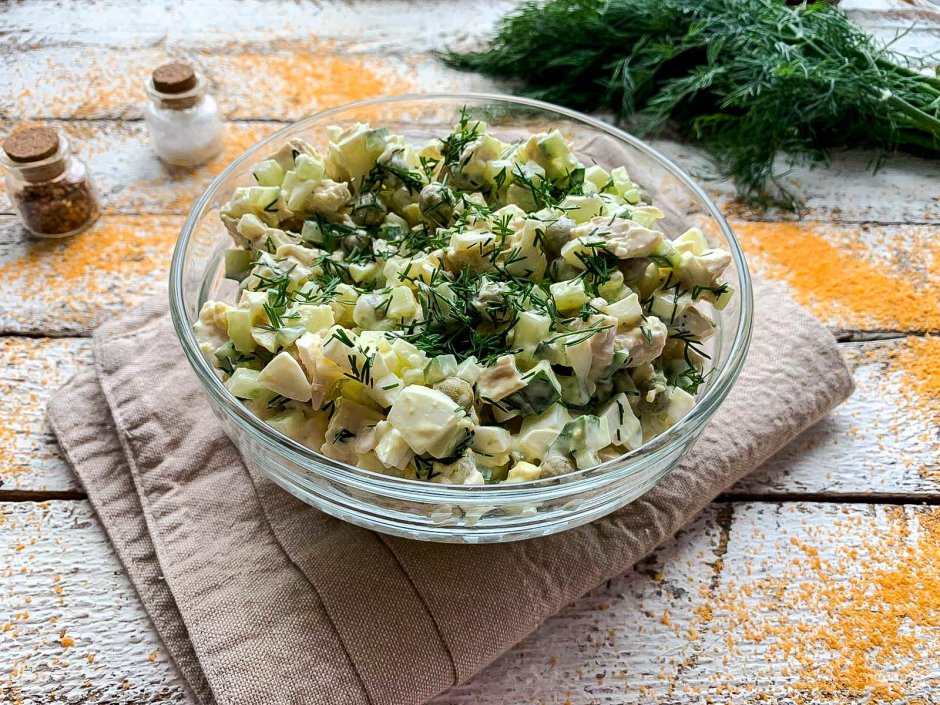 Салат с курицей и солеными огурцами