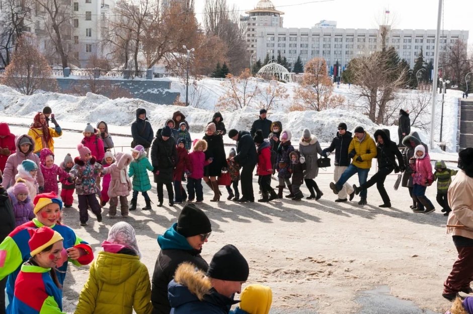 Скоморохи бой подушками на Масленицу