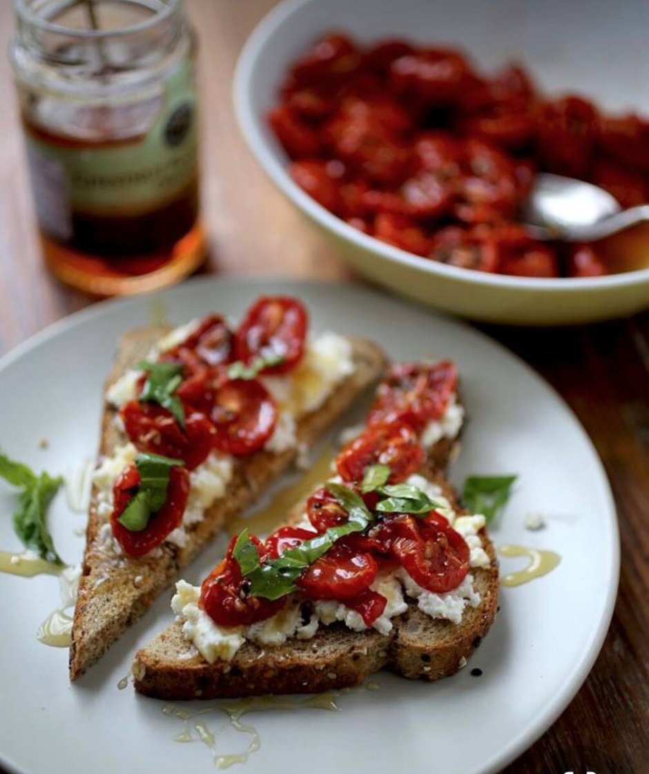 Bruschetta с вялеными помидорами