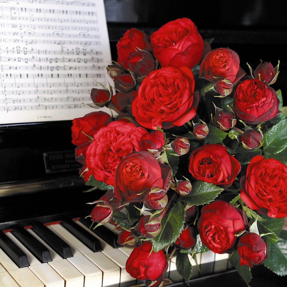 Букет цветов на фортепиано