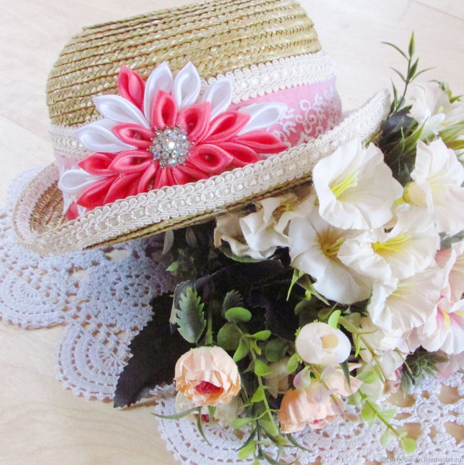 Соломенная шляпа с цветами