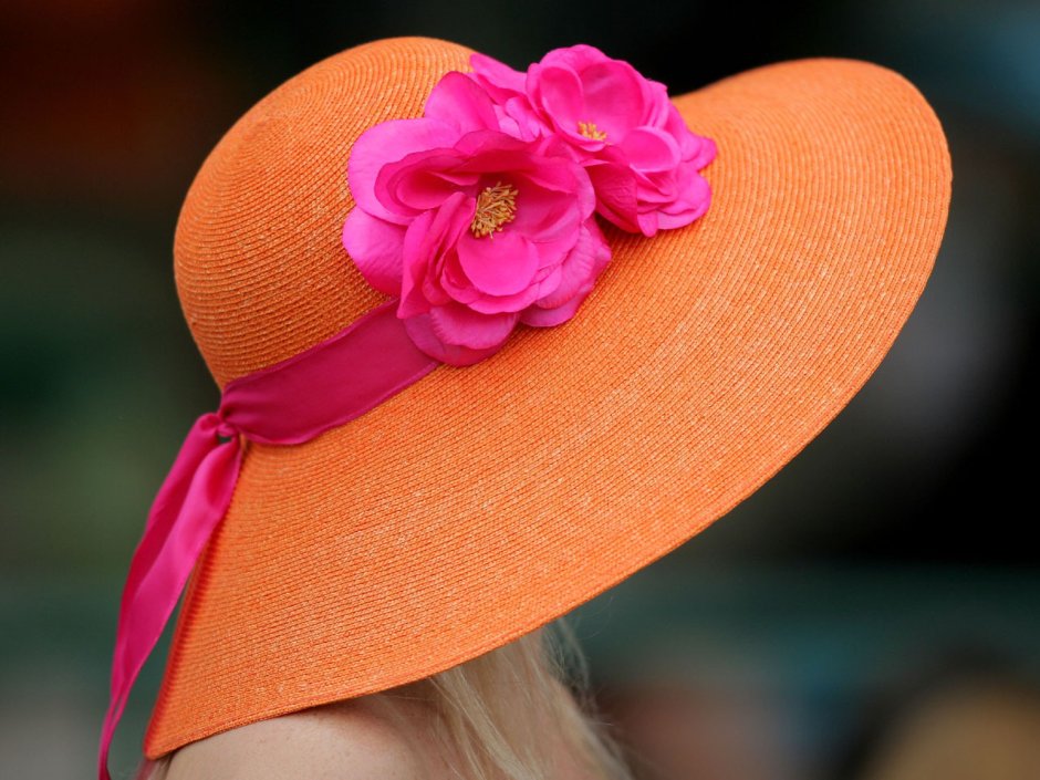 Женщина в оранжевой шляпе