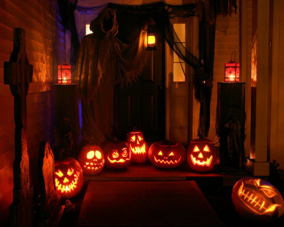 Украшенный дом к Хэллоуину ночью