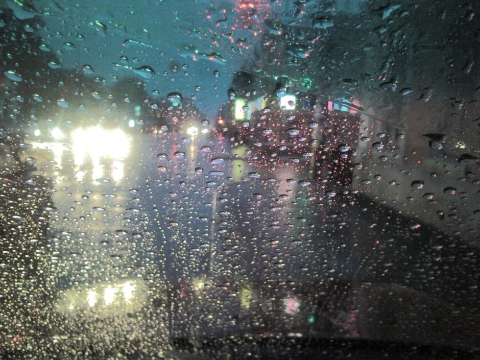 Дождливый город через окно