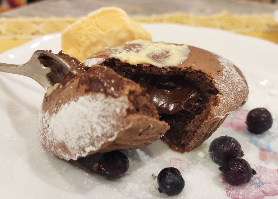 Шоколадная бомбочка десерт
