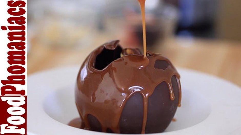 Десерт в шоколадном шаре
