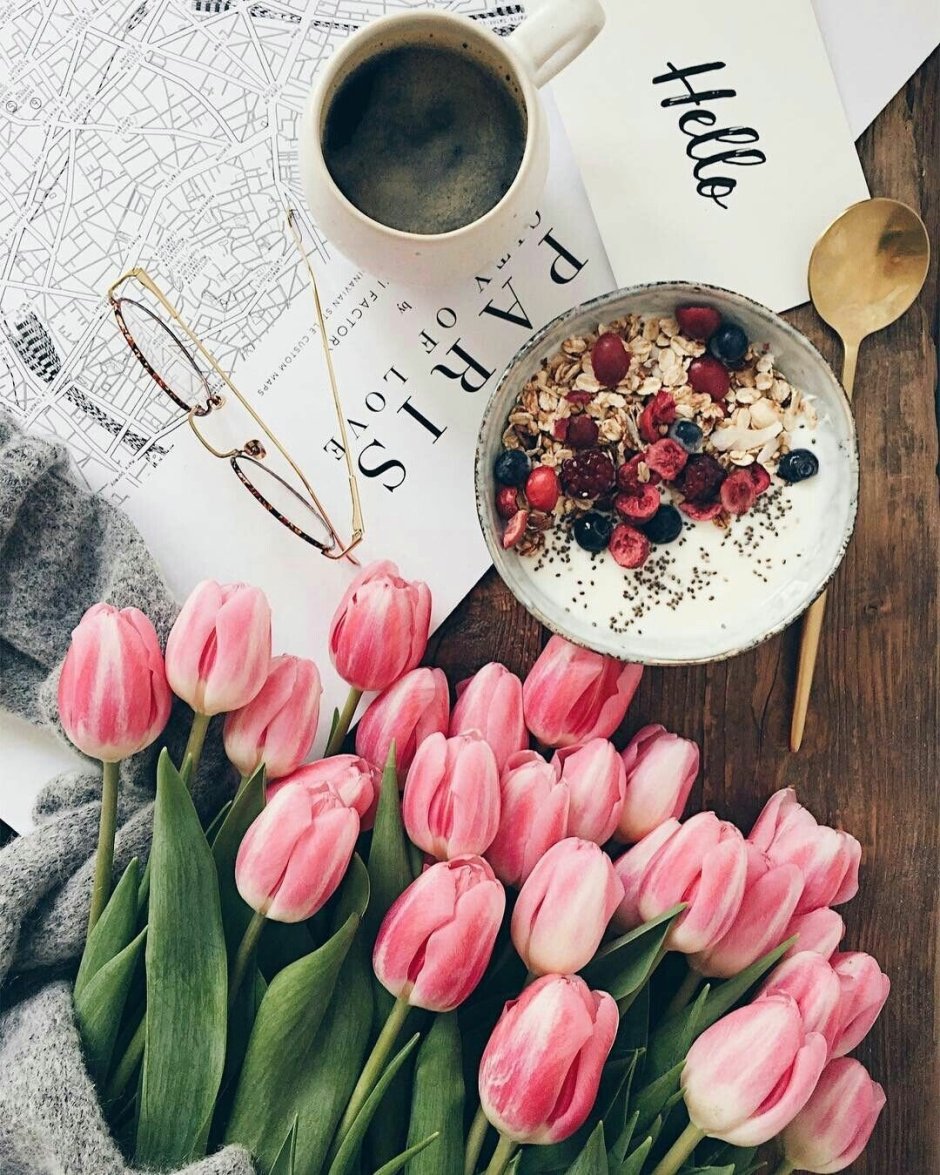 Завтрак с тюльпанами