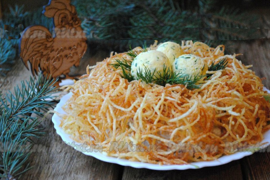 Салат гнездо глухаря с опятами и курицей