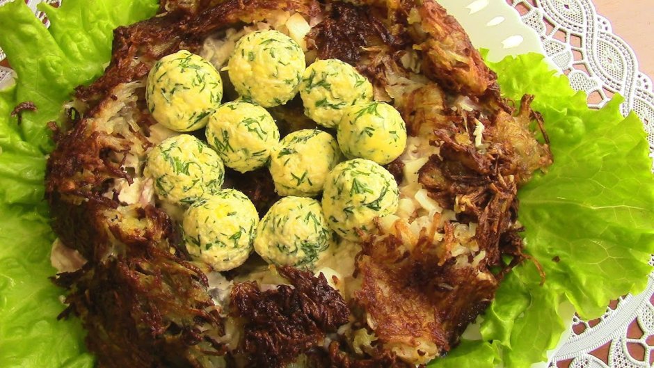 Салат гнездо глухаря с шампиньонами и курицей