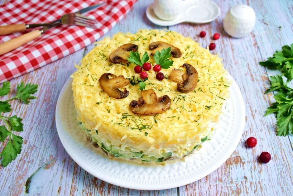 Салат с ананасом и курицей и шампиньонами