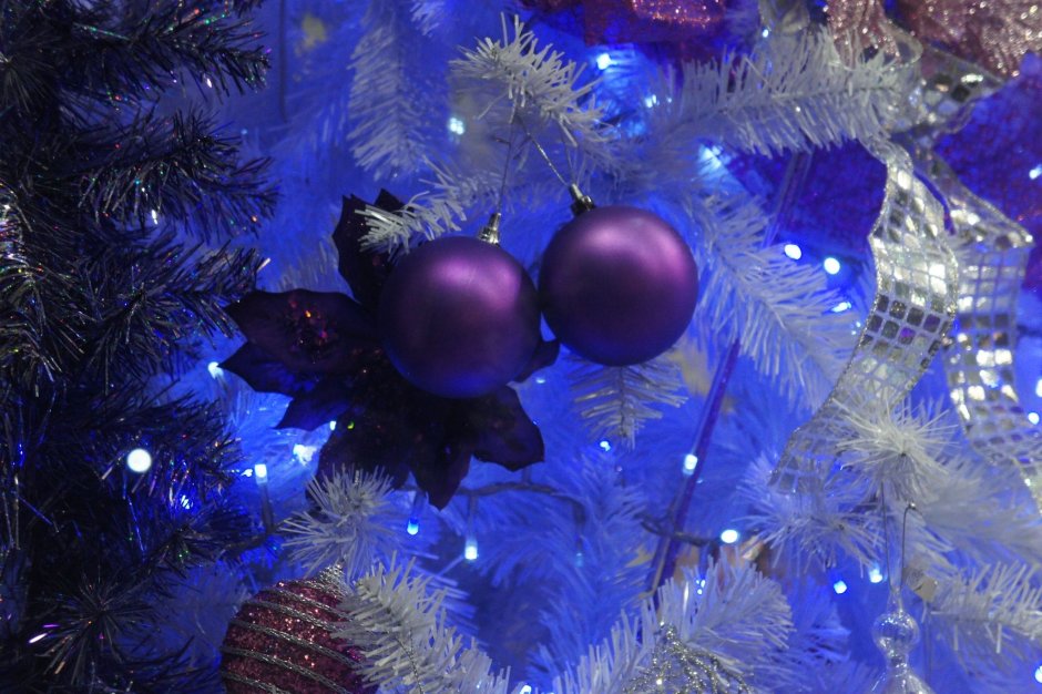 Новогодняя ёлка в лесу с фиолетовым шаром