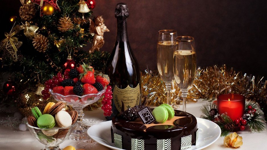 Новогодний стол с шампанским