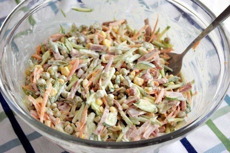 Салат соломка с копченой колбасой и кукурузой