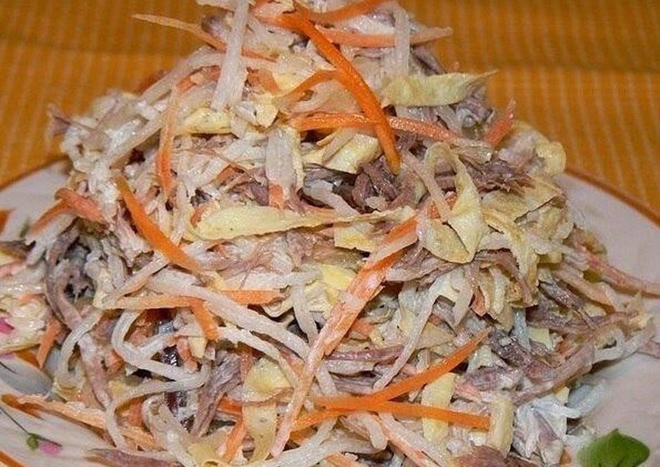 Салат с редькой и морковью и мясом