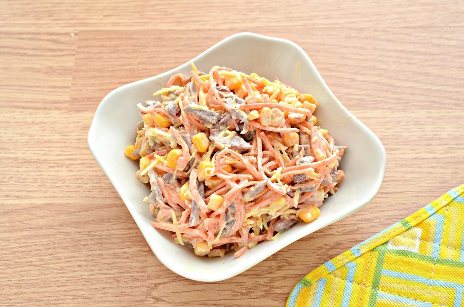 Салат с колбасой и морковью по-корейски с кукурузой