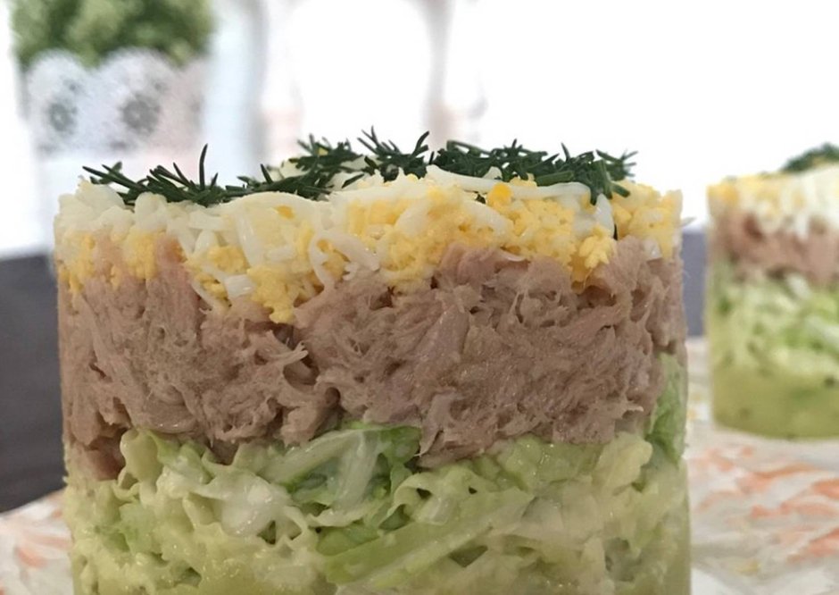 Слоеный салат с тунцом консервированным