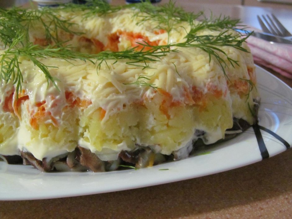 Слоёный салат с солёными грибами