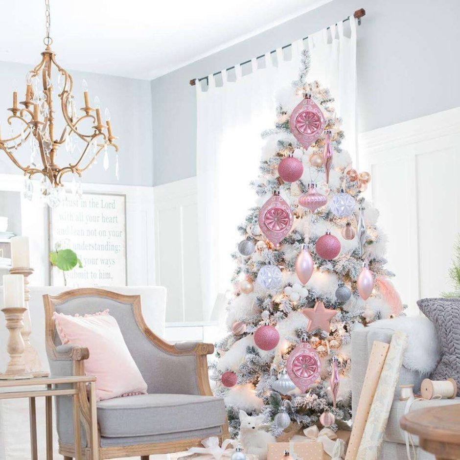 Белая елка с розовыми шарами