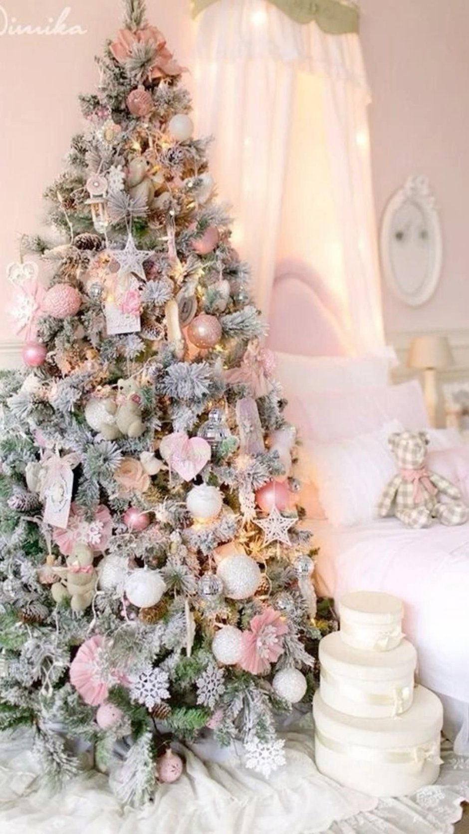 Новогодняя елка в розовом стиле