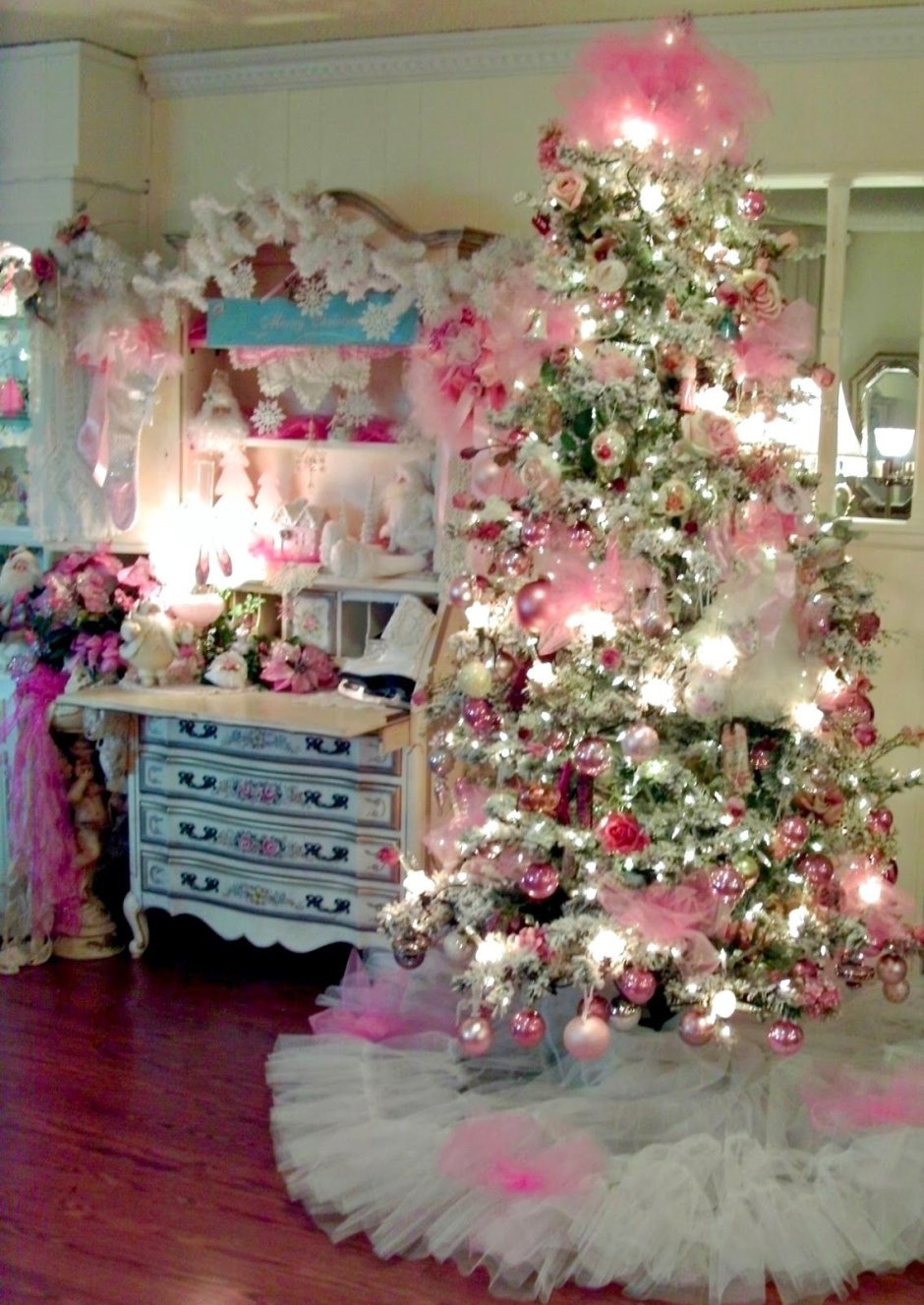 Розовый декор елки