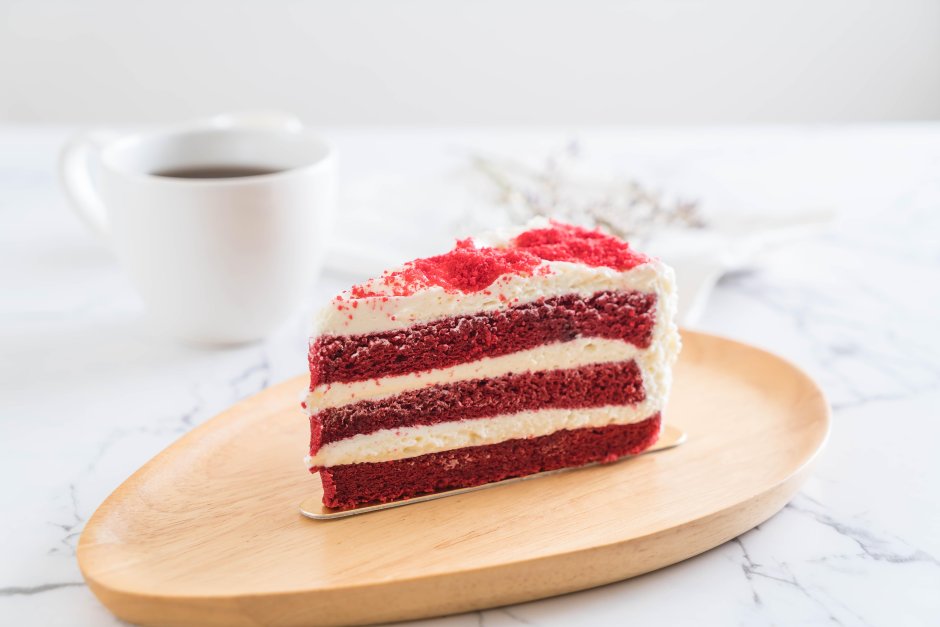 Красный бархат торт на деревянном столе
