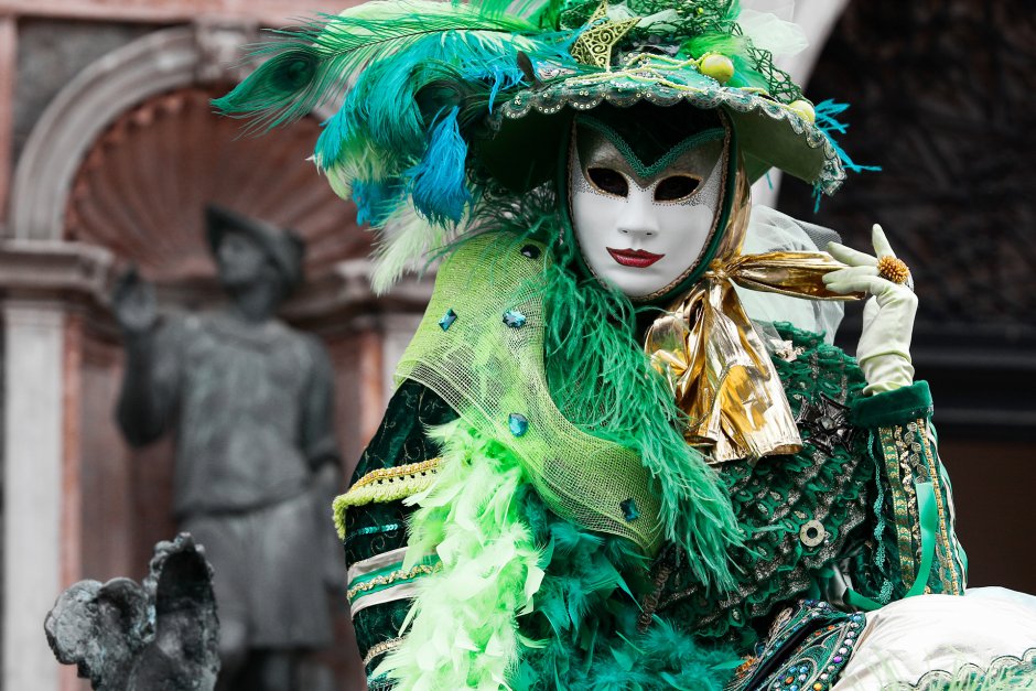 Венецианский карнавал девушка с павлином