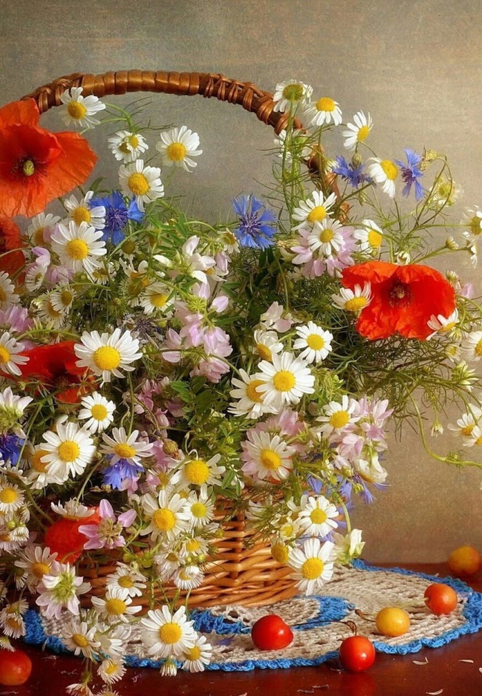 Полевые цветы в корзинке