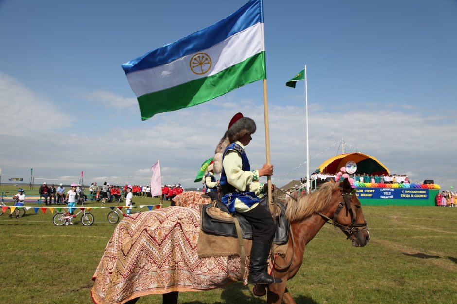 Башкир с флагом Башкортостана