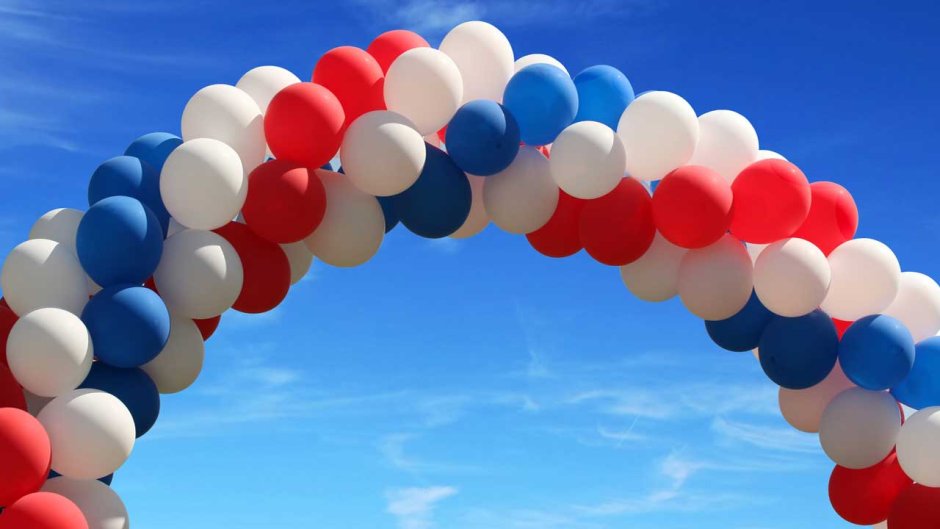 Воздушные шары в цветах российского флага