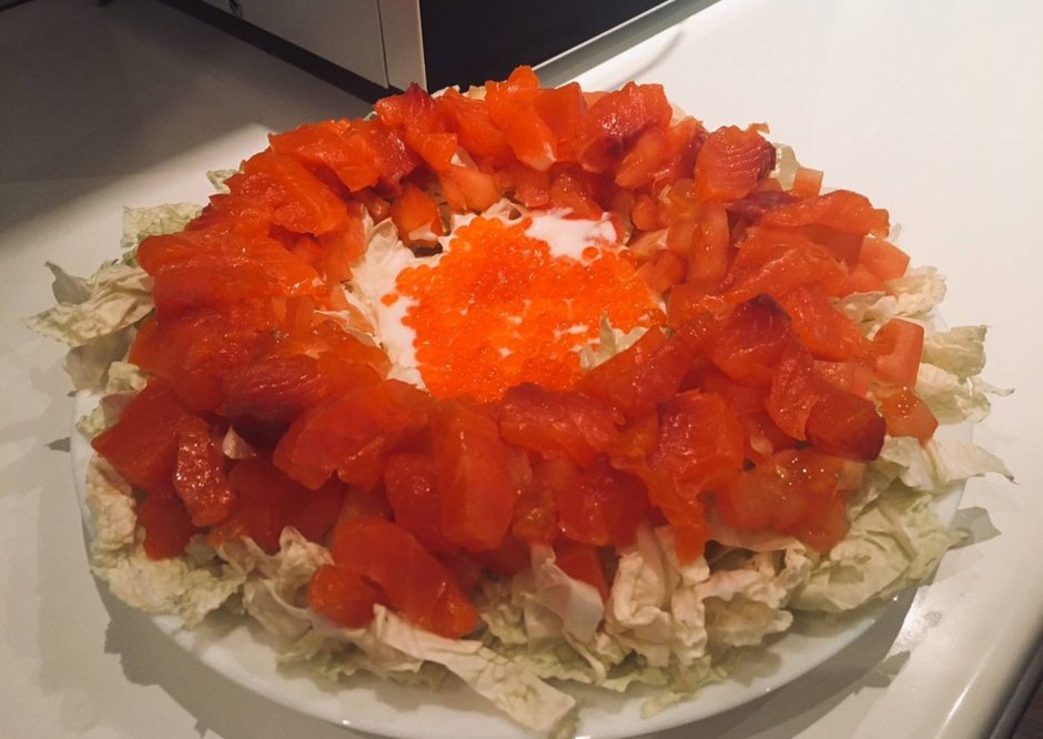 Салат с копченой красной рыбой