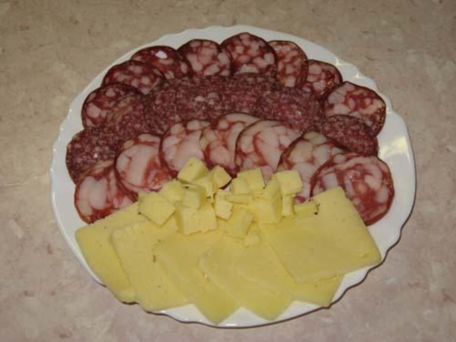 Простые нарезки колбаса и сыр