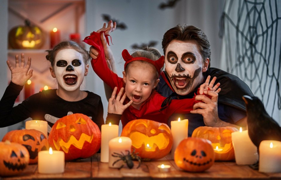 Семья отмечает Хэллоуин