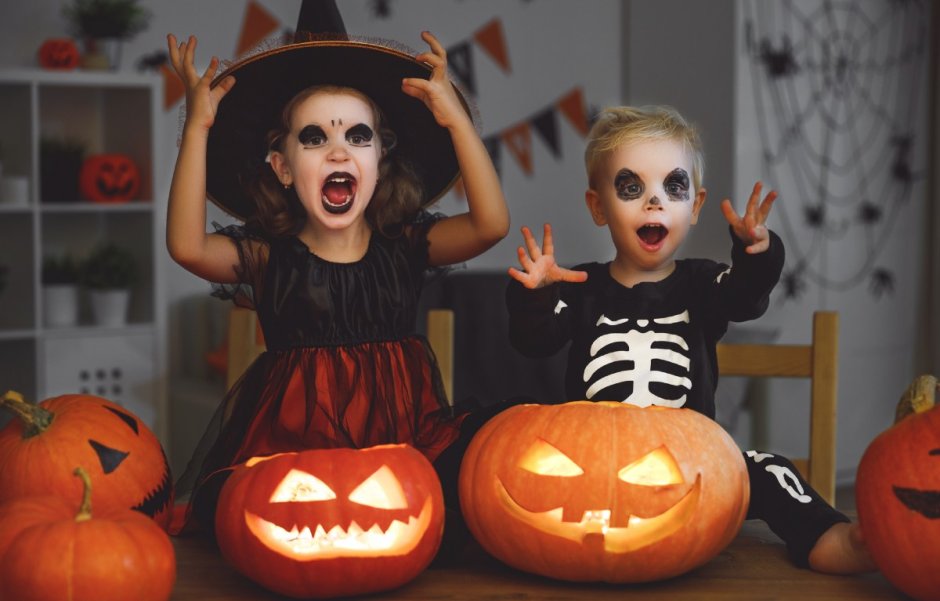 Хэллоуин скелет и тыква дети