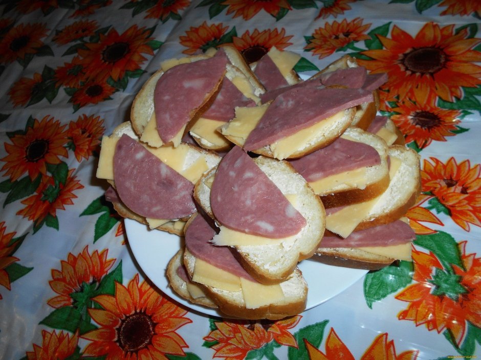 Бутерброды с сырокопченой колбасой