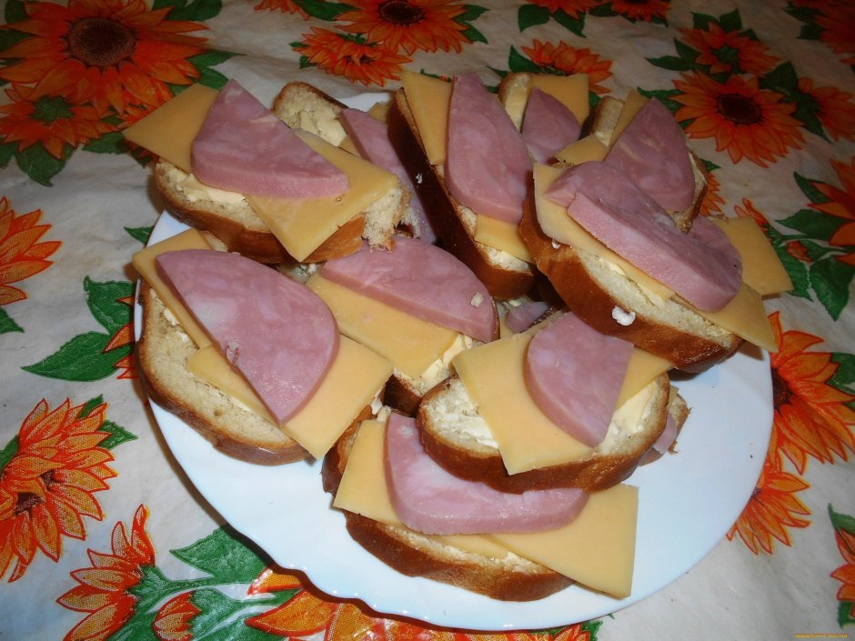 Чай бутерброд с колбасой и сыром
