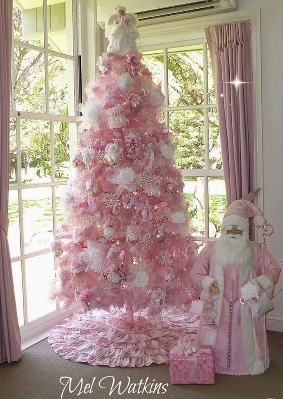 Белая елка с розовыми украшениями