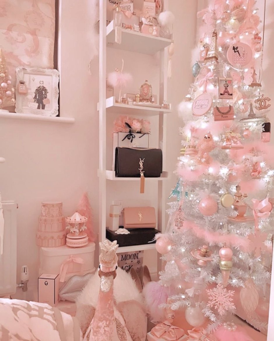 Новогоднее украшение комнаты в розовых тонах