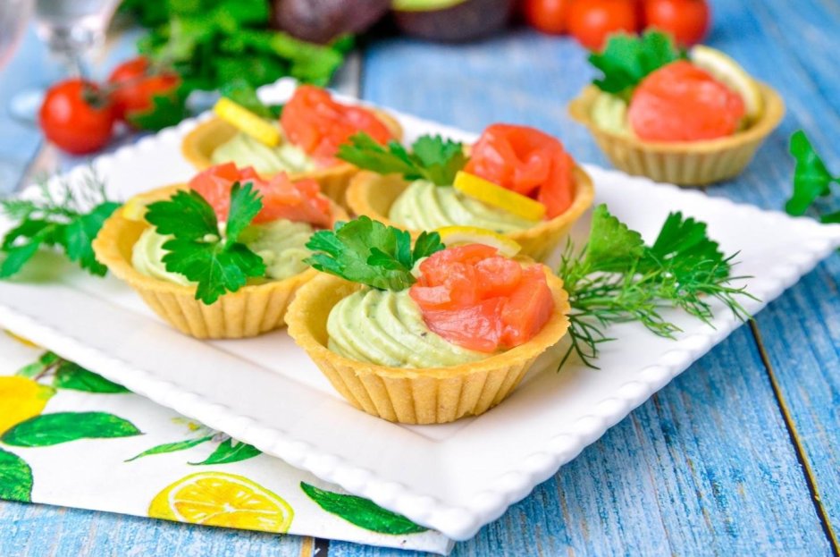 Тарталетки с лососем и авокадо