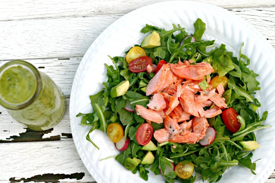 Салат руккола с лососем и авокадо