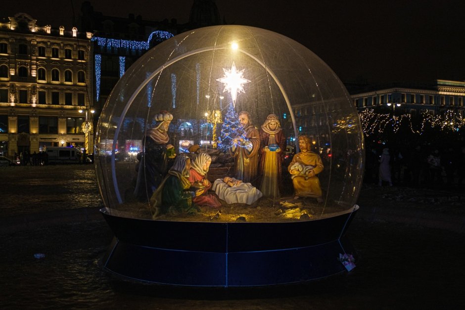 Рождественский шар у Казанского собора 2022