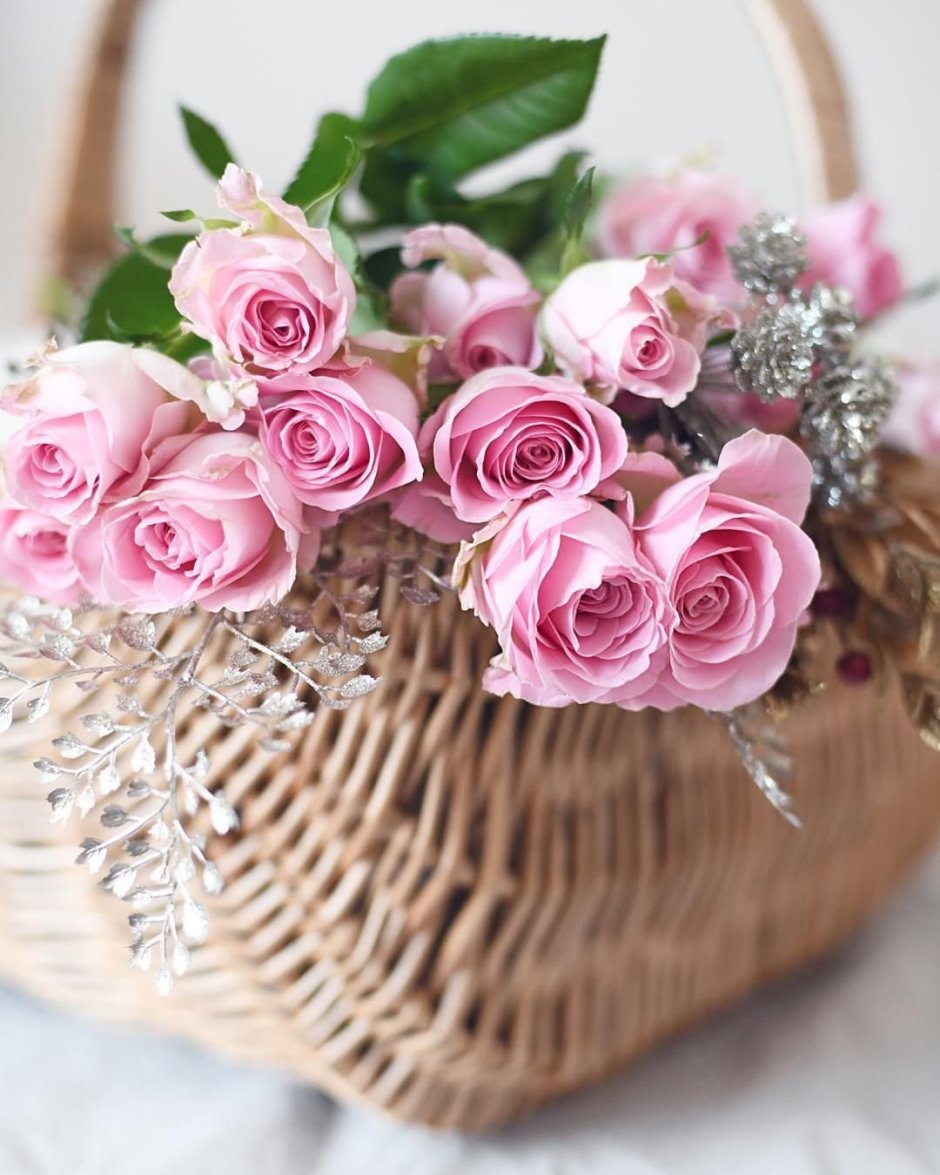 Букеты красивых нежных розовых цветов в корзине