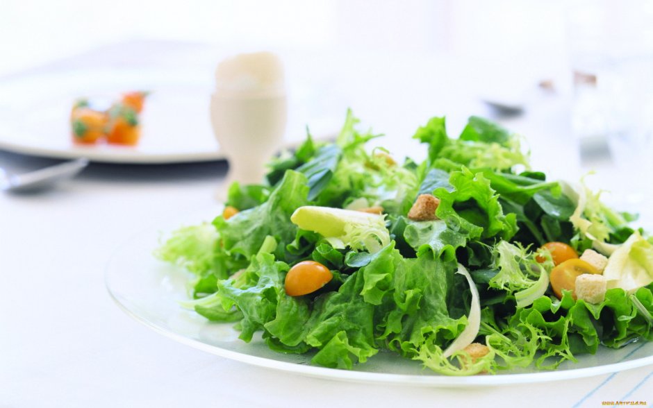 Овощной салат на столе