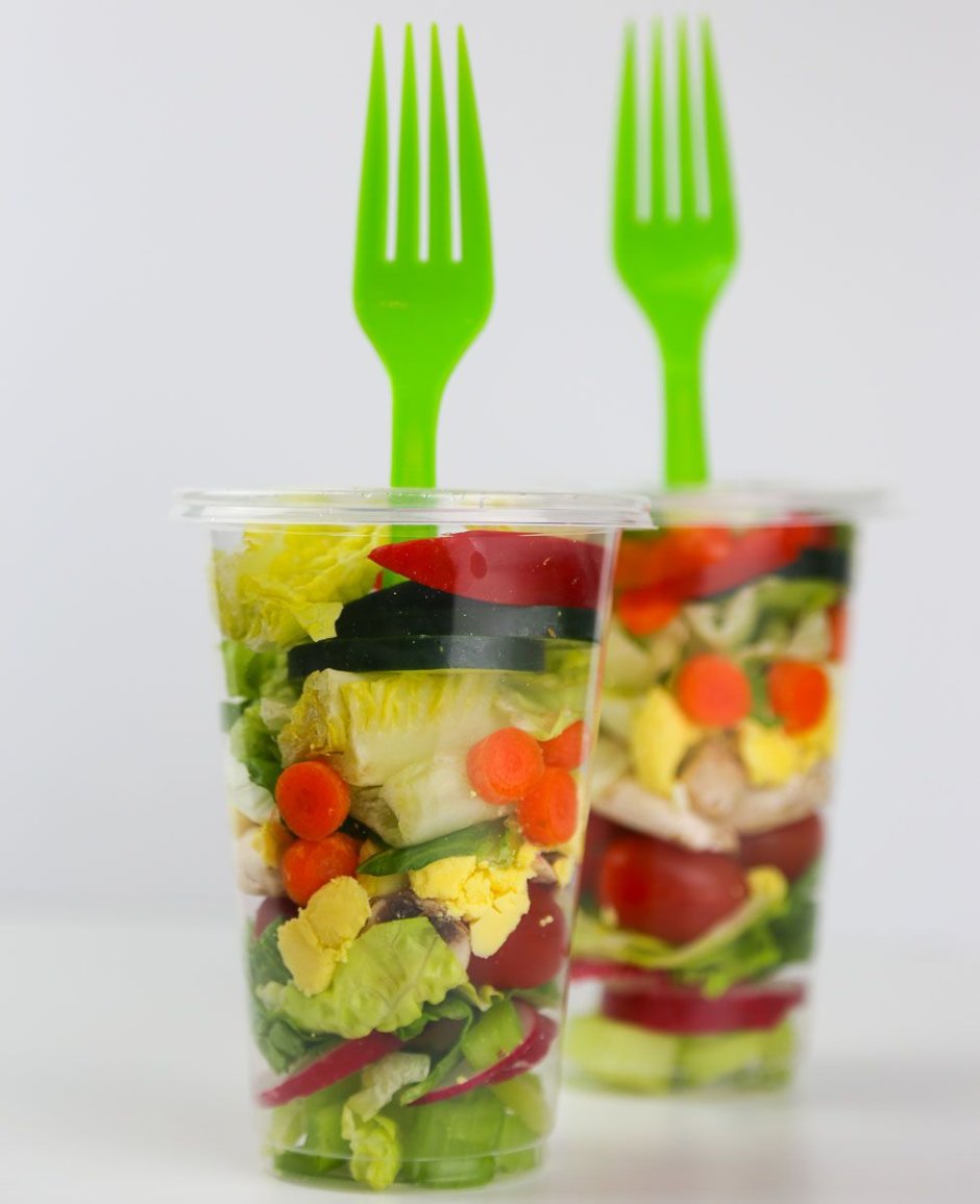 Салат в пластиковом стакане