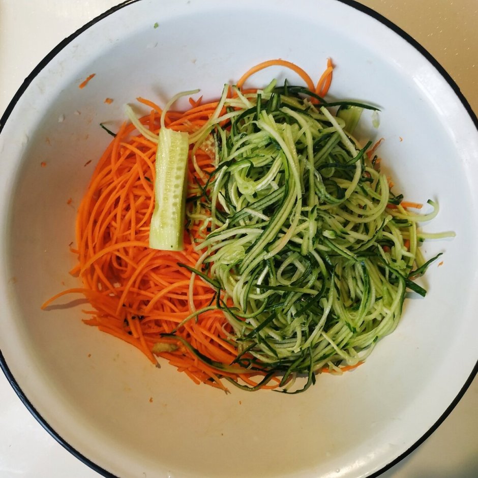 Салат "огурцы с морковью по корейски"