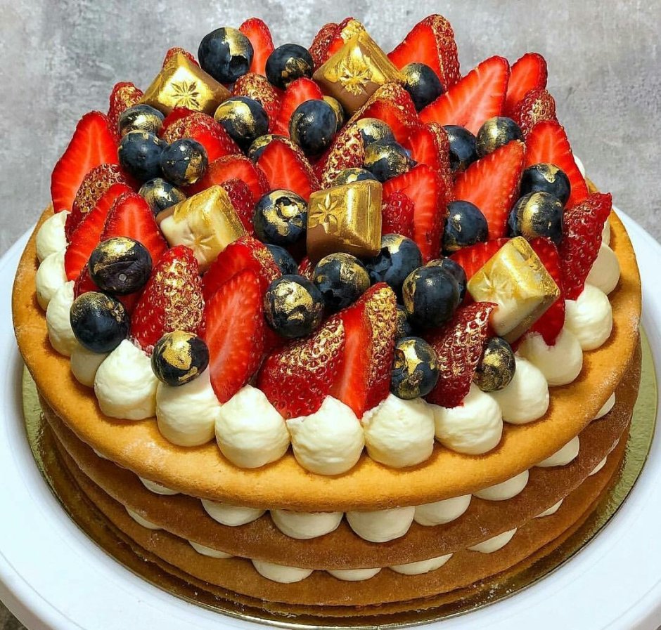 Открытый медовый торт с ягодами